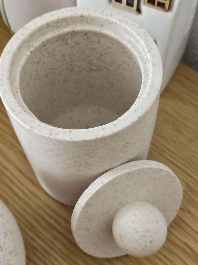 Pot minimaliste et couvercle