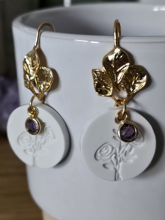 Boucles d&#039;oreilles feuilles dorées et améthyste