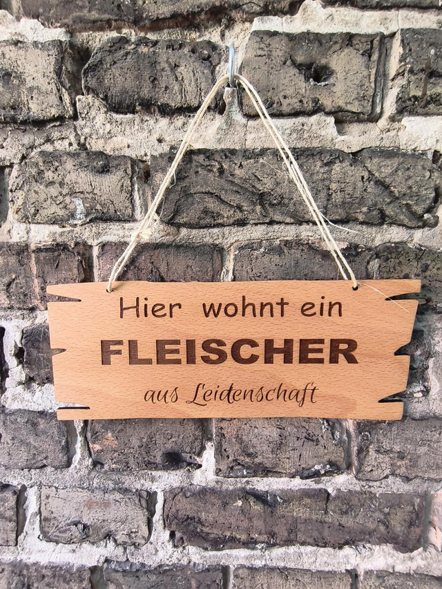 Holzschild „Hier wohnt ein Fleischer aus Leidenschaft“ – Geschenk für Metzger – rustikale Wanddeko