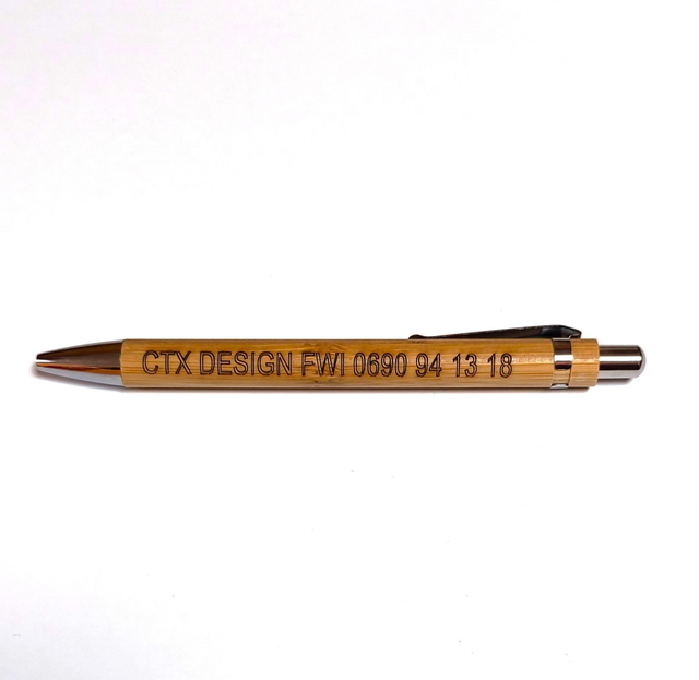 Stylo en bambou personnalisé.