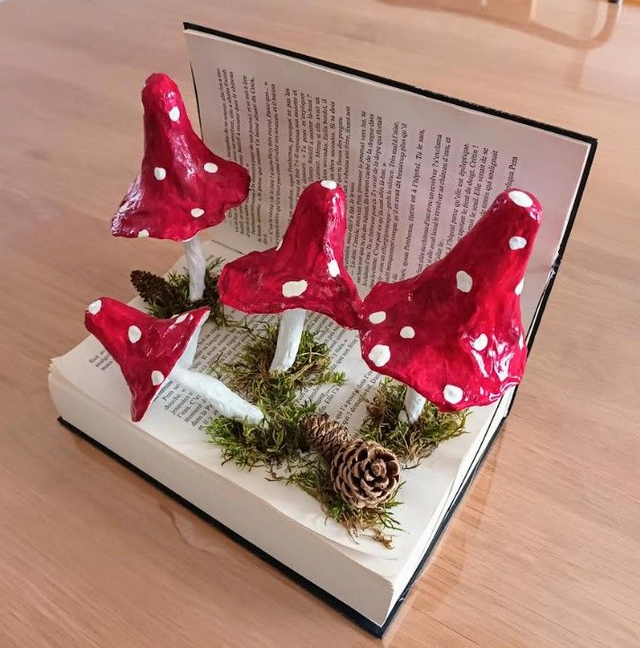 LIVRE DE CHAMPIGNONS, fait main en papier mâché, décoration original pour Noël, cadeau unique, 20 cm de haut