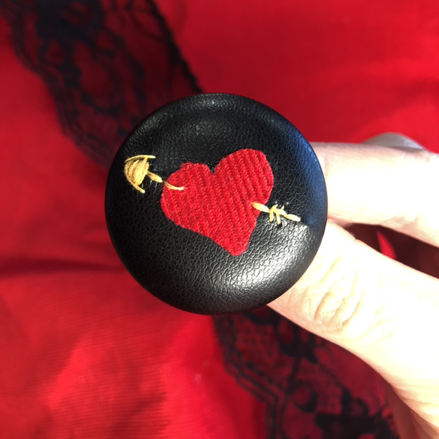 Broche cuir noir coeur brodé 