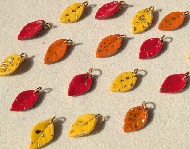 Charm feuille d’automne éclats dorés