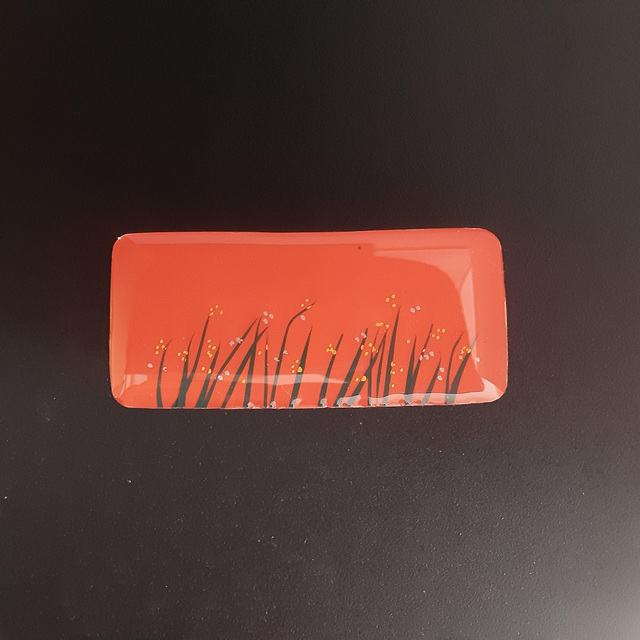 Broche rectangle collection floral fond rouge flamboyant avec décor champêtre