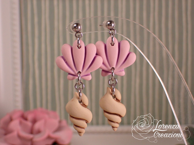 Orecchini a tema marino con conchiglie, rosa e beige
