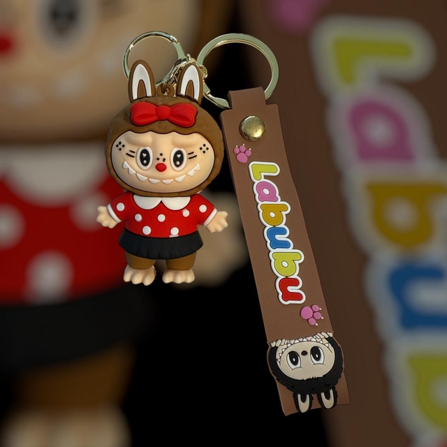 0629 - Labubu - bruin - met rode strik