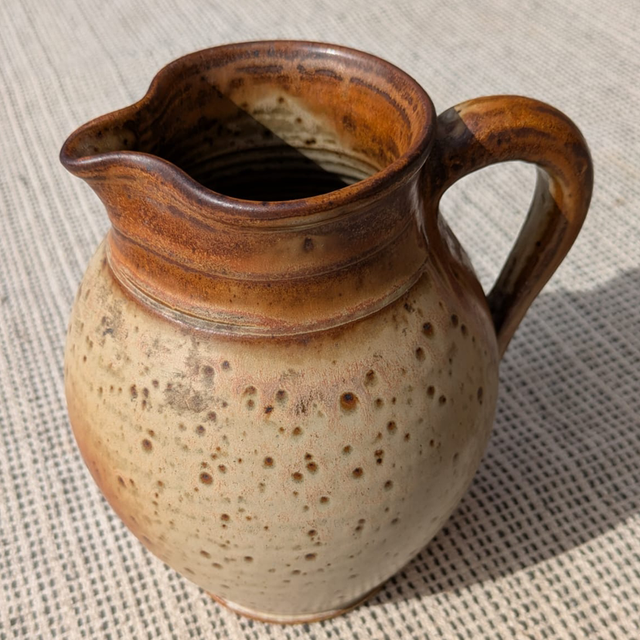 Pichet en grès signé