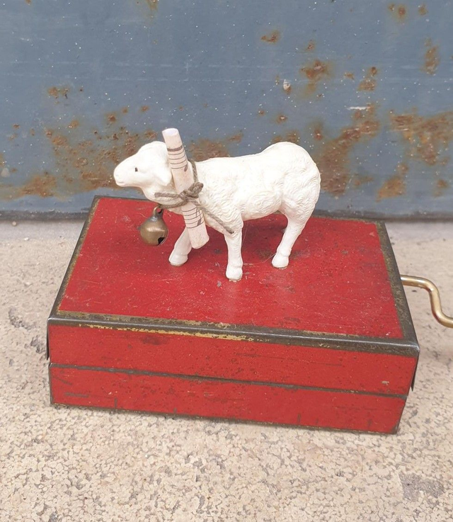 Agneau mélomane - petite boîte à musique à manivelle  
