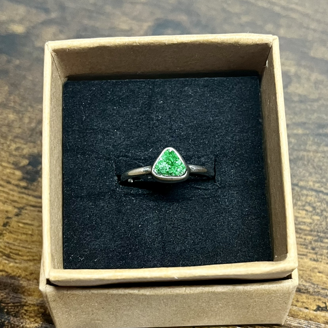 Bague en argent et Grenat Uvarovite brut - Taille 52