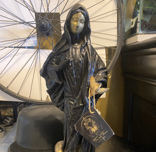 Statue vierge revisité en noir et à la feuille d’or 