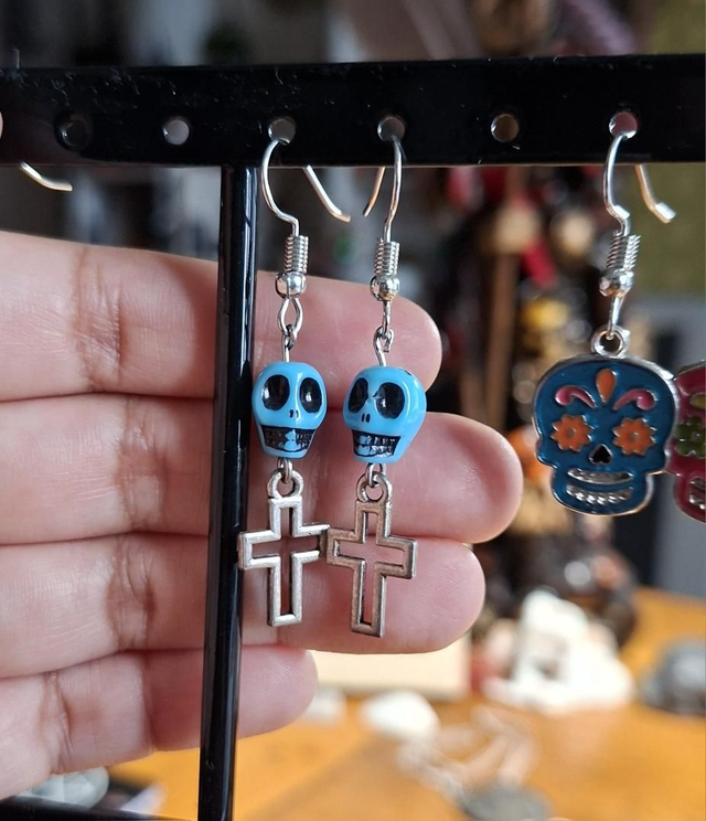 Boucles d&#039;oreilles crâne bleu, croix chrétienne 