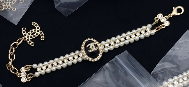 Bracelets CH doré perles et strass