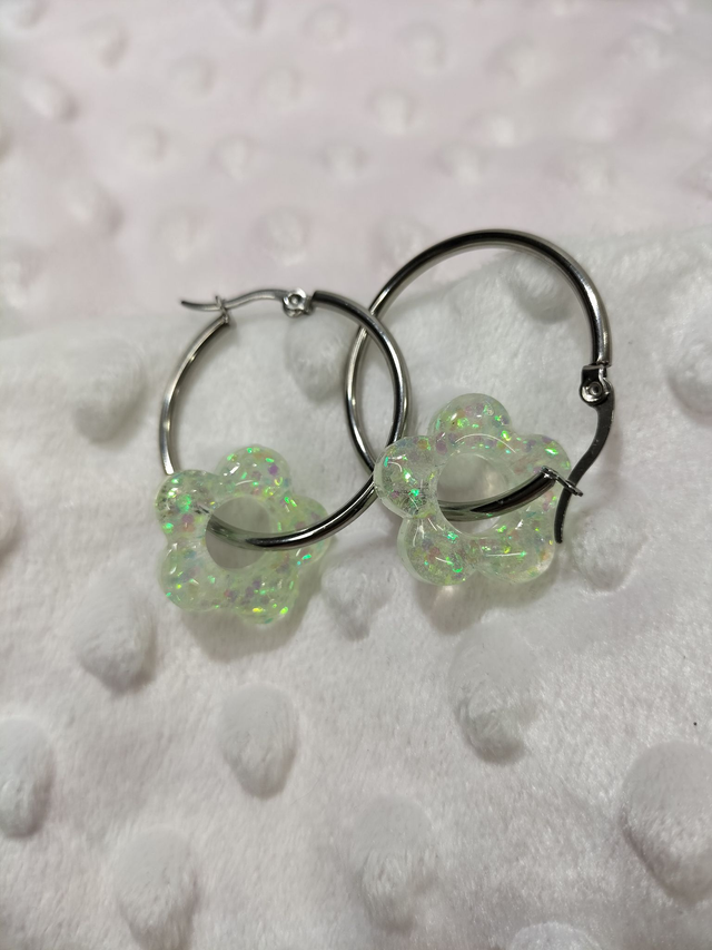 Créoles fleurs transparentes et paillettes vertes