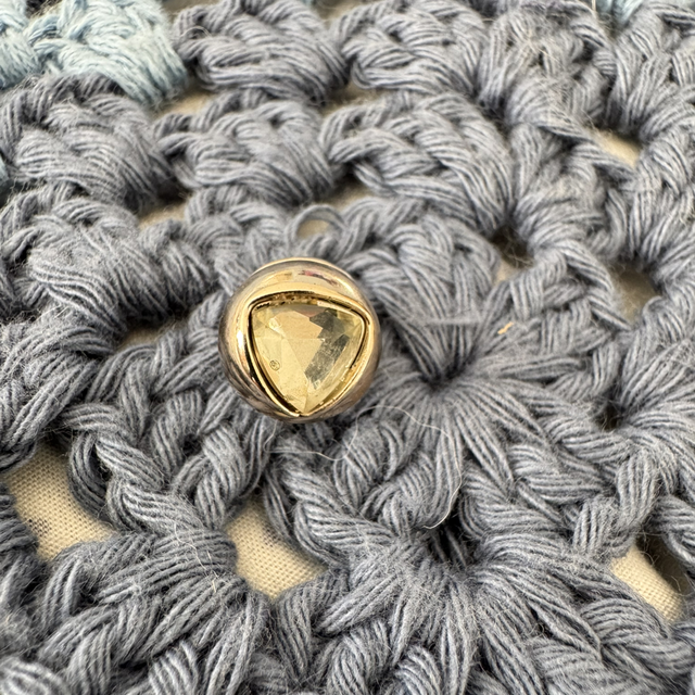 Pin’s triangle argenté 