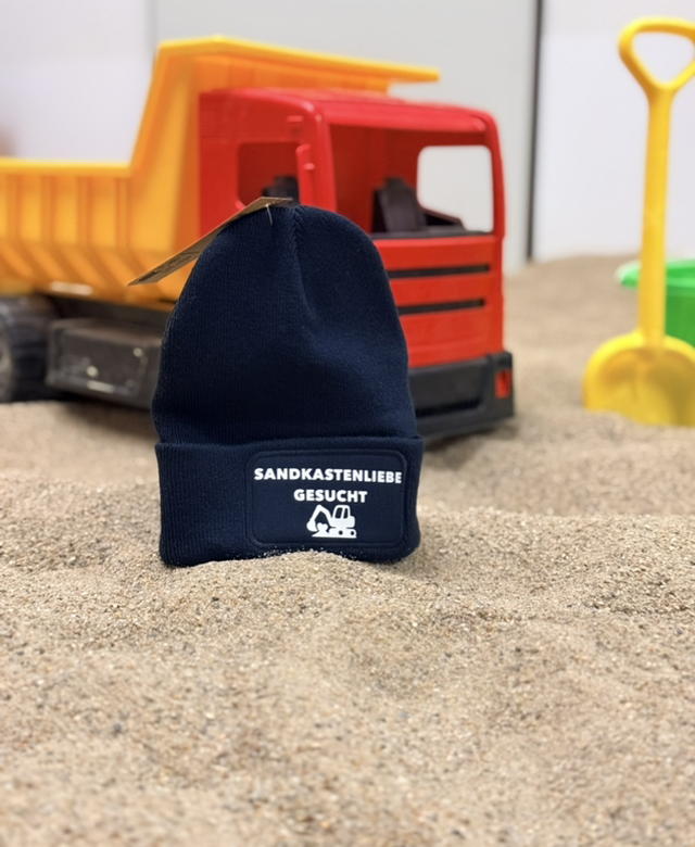 „Sandkastenliebe gesucht“-Mütze – Für kleine Herzen & große Abenteuer