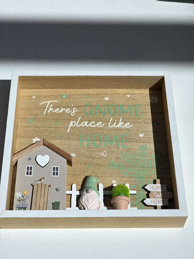 Gnome sweet home plaque