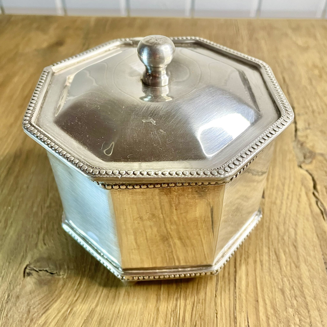 Boîte argentée octogonale