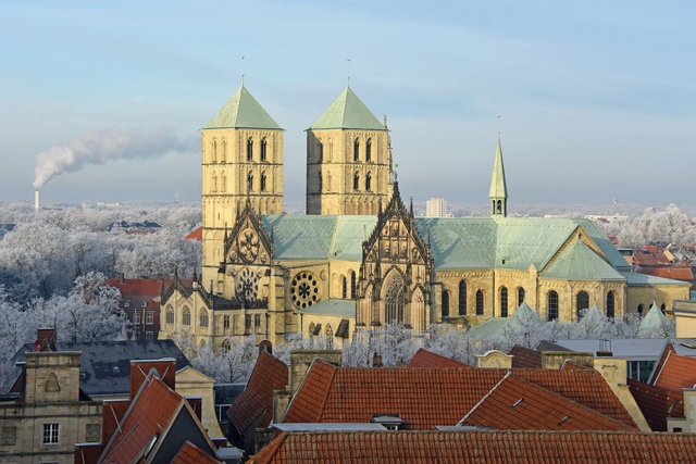 Dom im Winter von oben