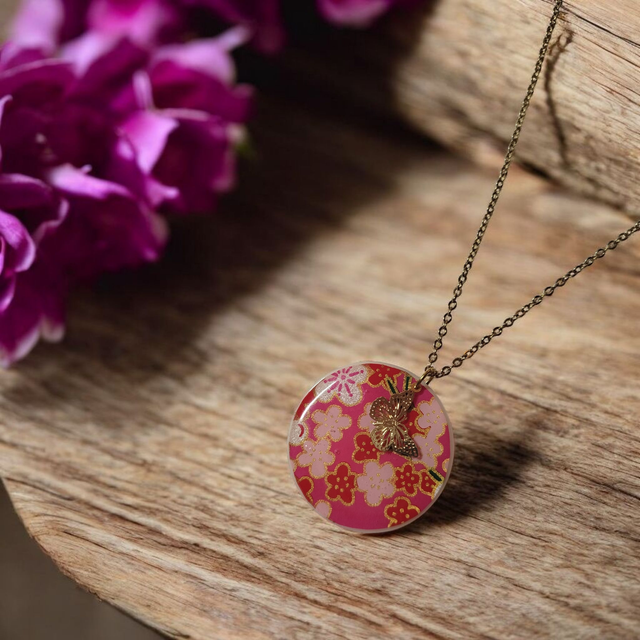 Collier acier inoxydable motifs japonais rose fuchsia et rouge