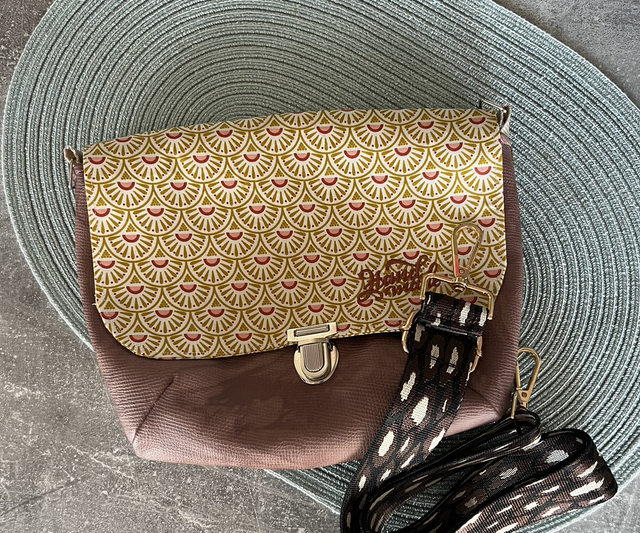 Handtasche mit schnalle Senffarben 