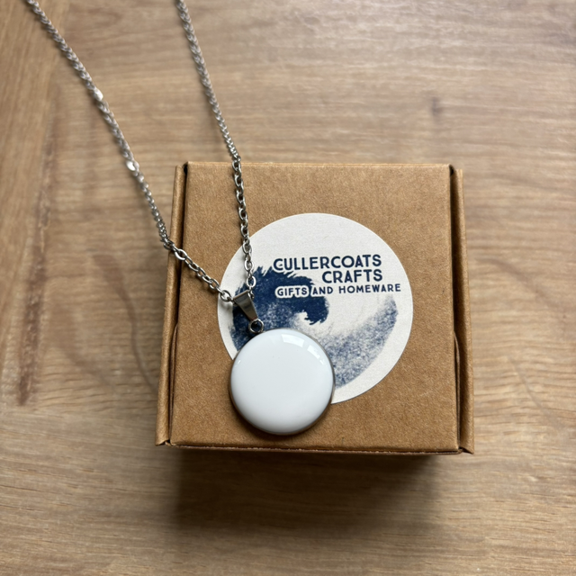White resin pendant necklace 