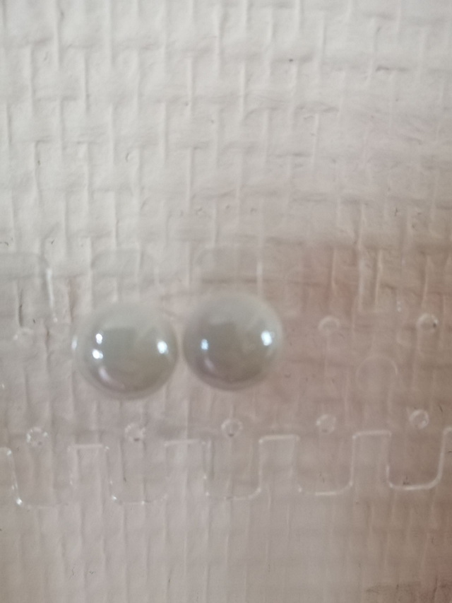 Puces d'oreilles 1 cm en céramique blanche et métal argenté - Fait main