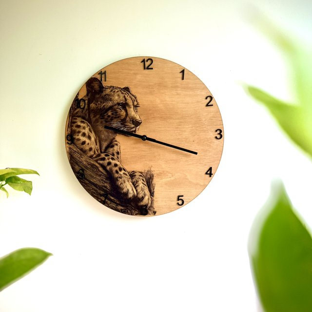 Horloge murale artisanale en bois gravée Léopard – 35 cm