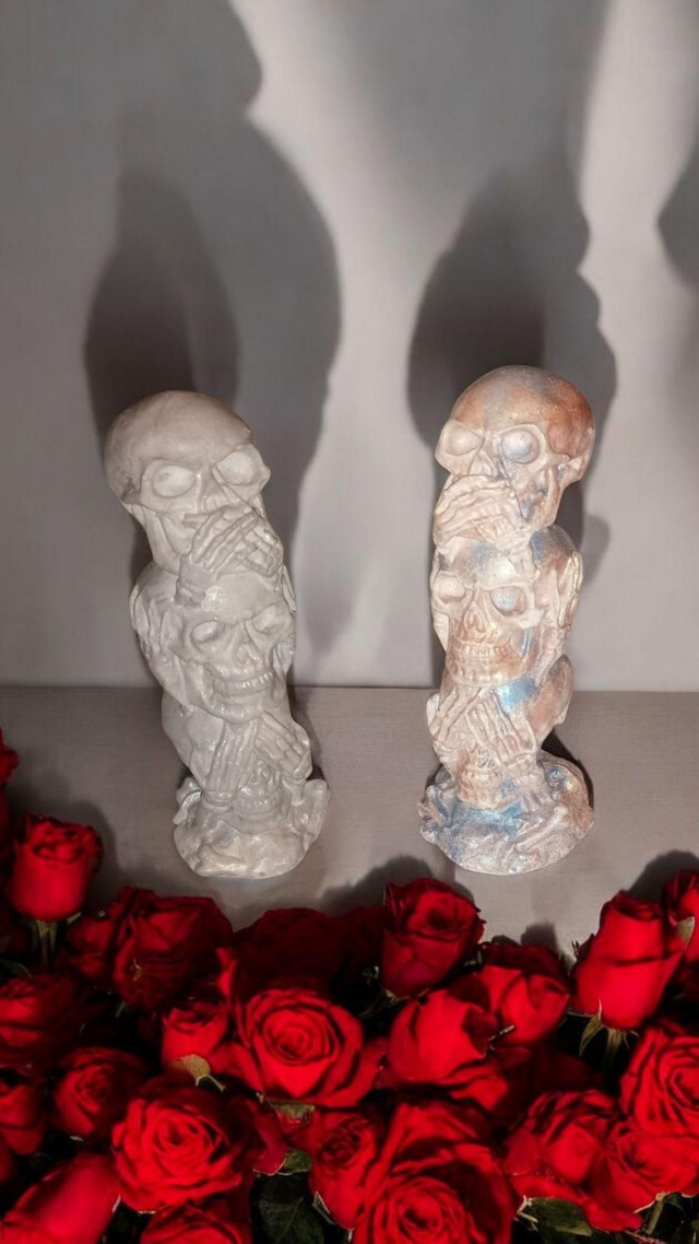 Petite statue têtes de morts artisanale en plâtre de Paris, unique et personnalisable