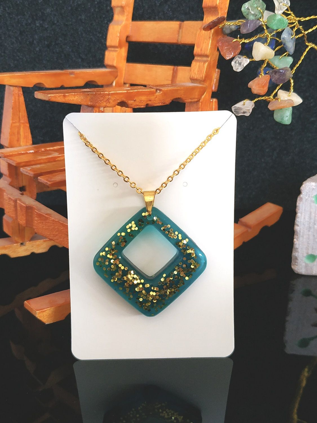 Collier losange bleu turquoise aux paillettes dorées