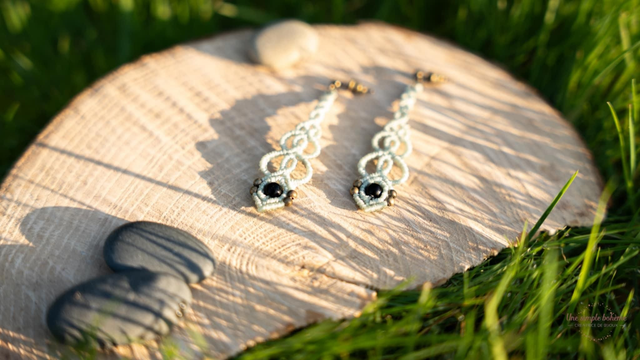 Boucles d&#039;oreilles en micro-macramé vert clair et Agate Noire