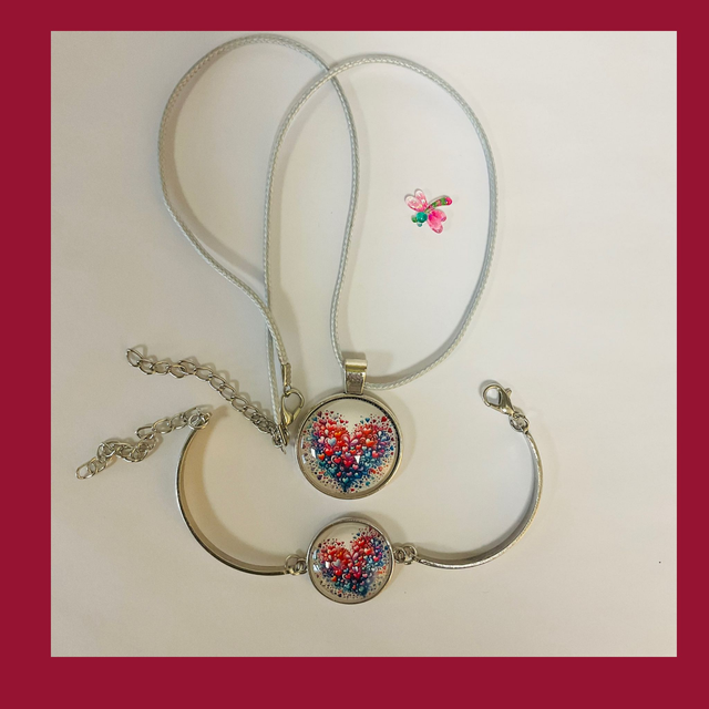  Valentine’s Day jewellery. Handmade necklace and bracelet set.