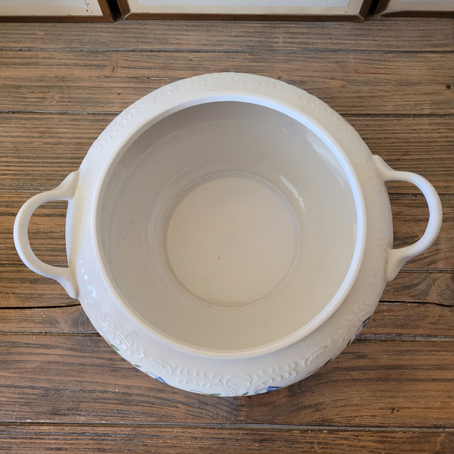 Soupière Tognana en porcelaine d'Italie, motifs en relief et fleurs (1)