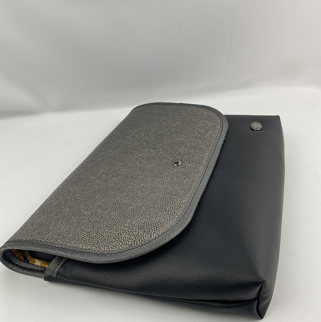 Housse Tablette – Noir & Rabat Texturé Acier