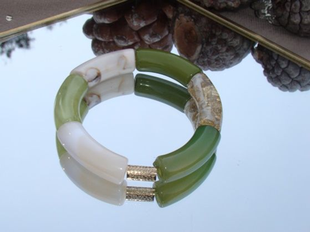 Bracelet perles tubes incurvées Chandra Harit vert clair feuilles d&#039;or