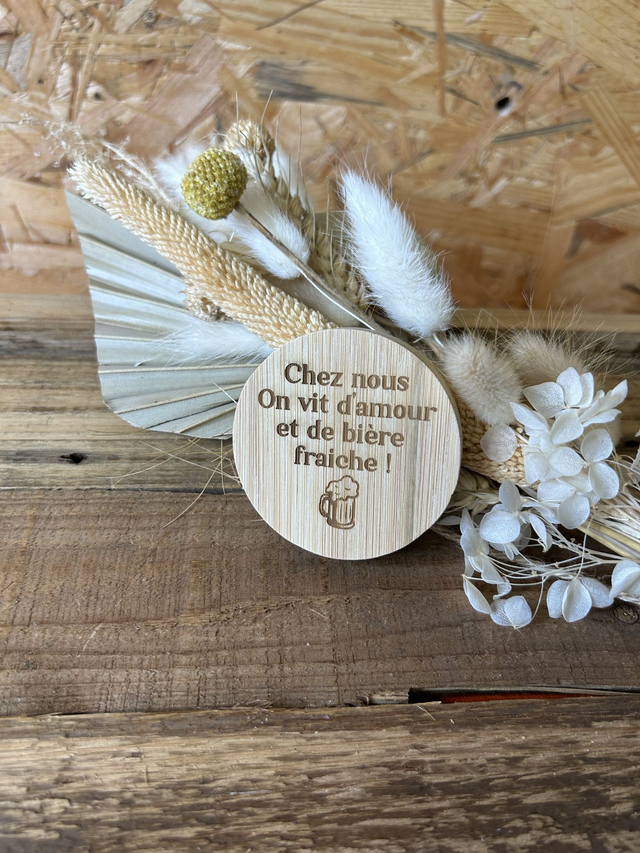 Décapsuleur magnétique en bambou &quot;chez nous, on vit d&#039;amour et de bière fraiche