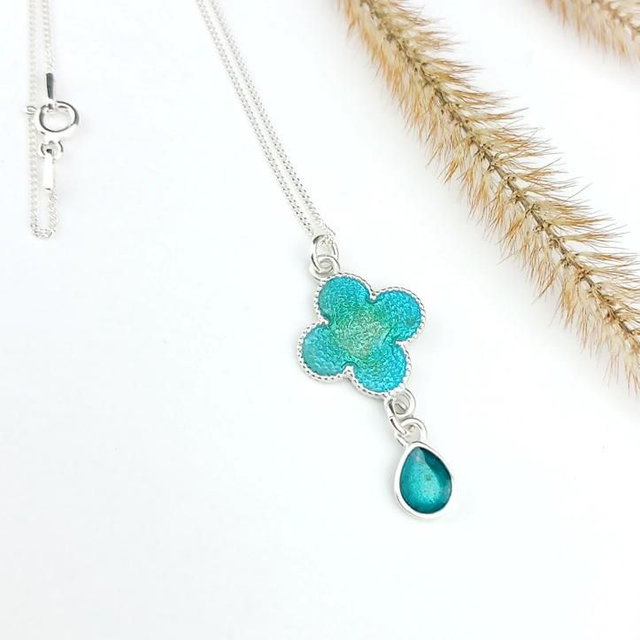 Collier "Trèfle" en émail champlevé sur argent 