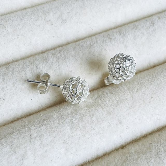 Brinco bolinha trabalhada 