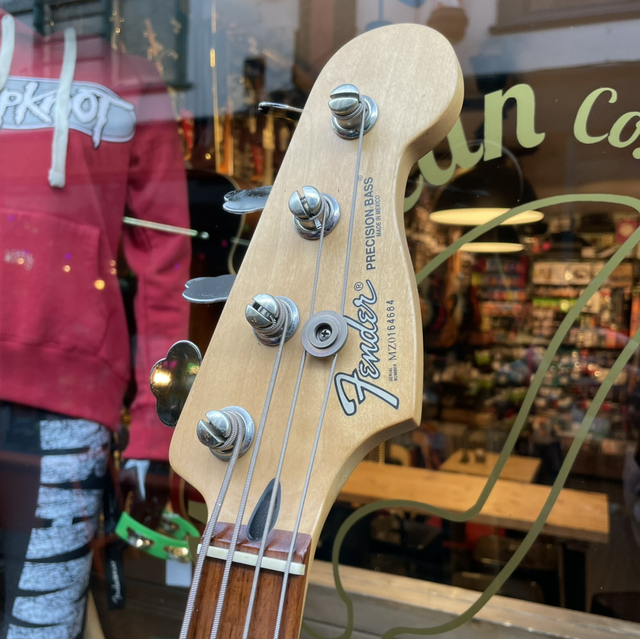 Fender Standard P Bass 2001 Sunburst - Pre Owned