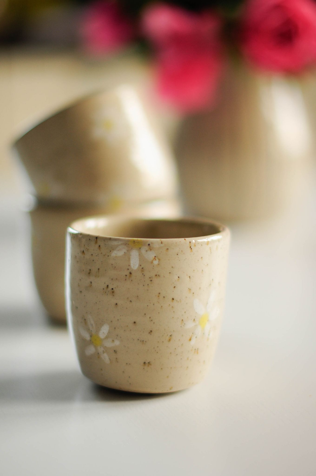 Becher, Gänseblümchen