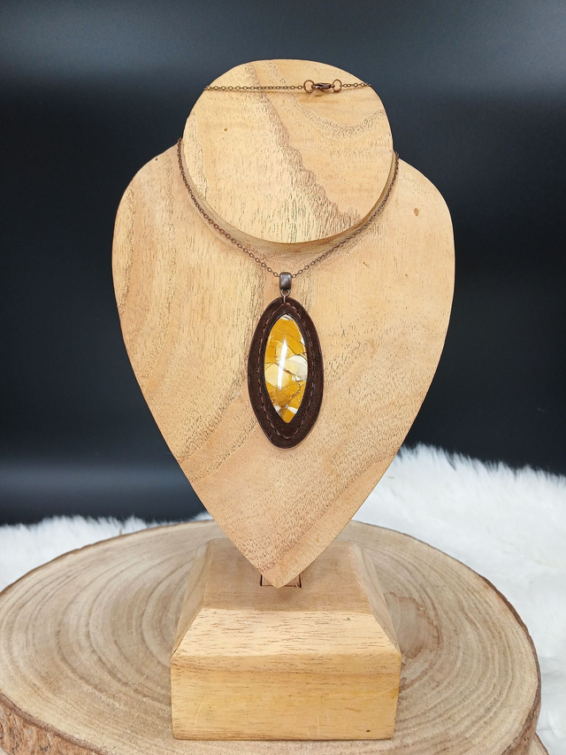 Mielikki, pendentif en jaspe mokaïte et cuir