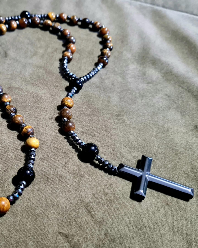 Crucifix en pierres naturelles oeil de tigre, hématite et onyx brillant 
