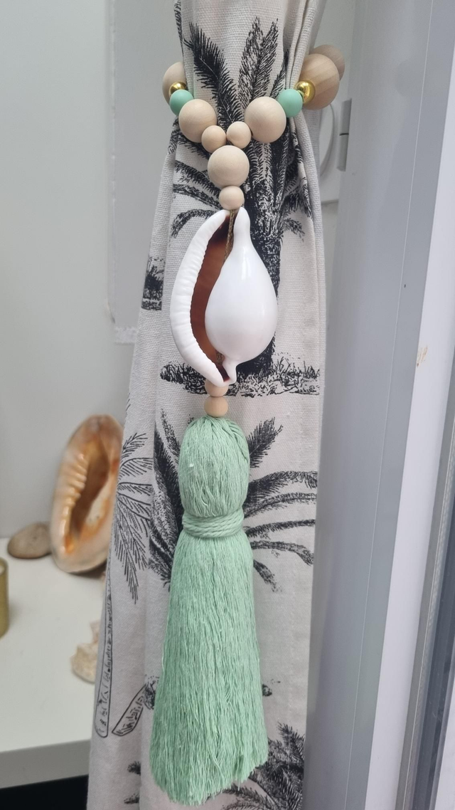 Embrasse coquillage ovula pompon vert eau