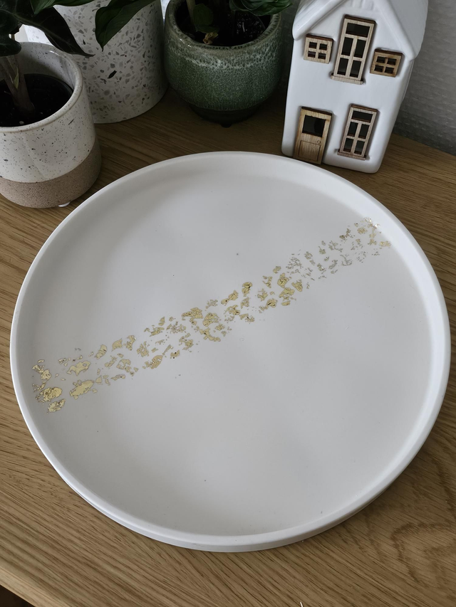 Plateau orné de feuilles dorées