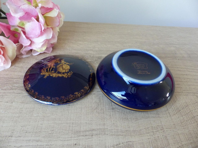 Boîte à bijoux ancienne en porcelaine Limoges – Bleu de four, décor galant doré – Vintage romantique, raffiné, France, déco shabby chic