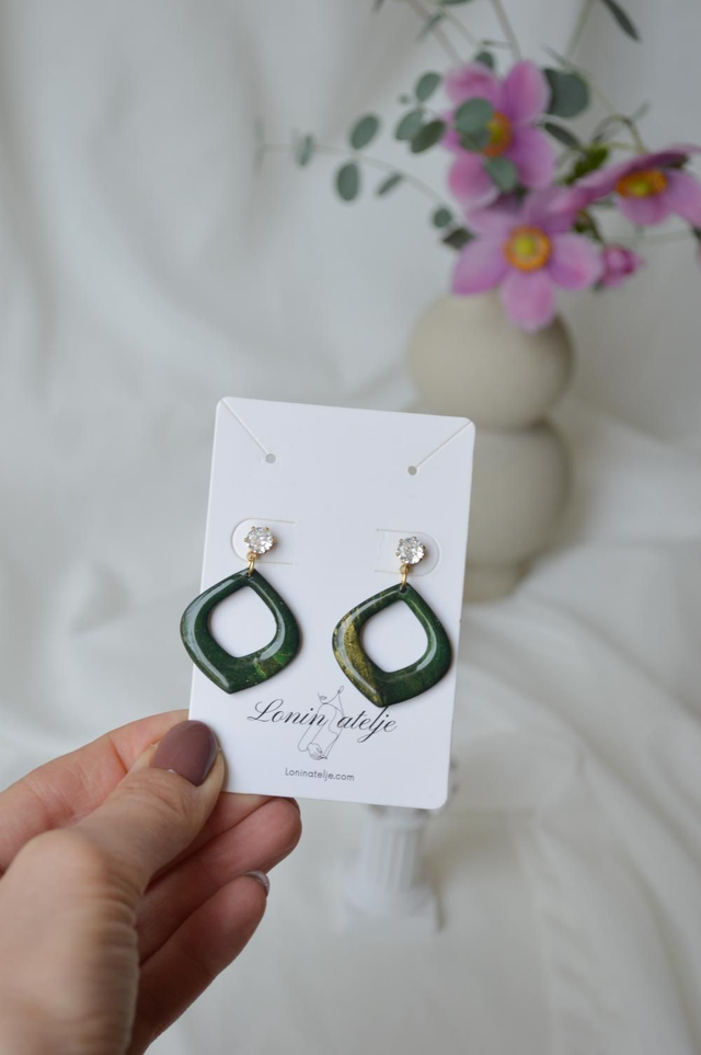 Green Elegance Kolekcija - Veliki viseči zeleni uhani z zlatim sijajem in osnovo iz cirkonije