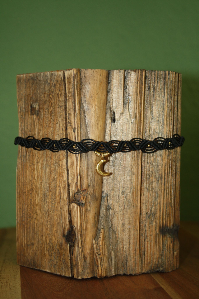 Eleganter Choker mit Mondanhänger