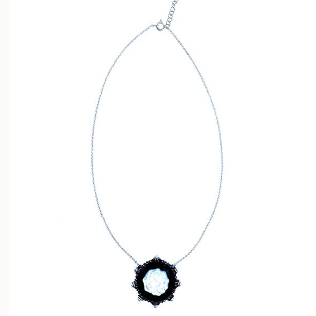 Collana cammeo con rosa in madreperla su onice modello 0428