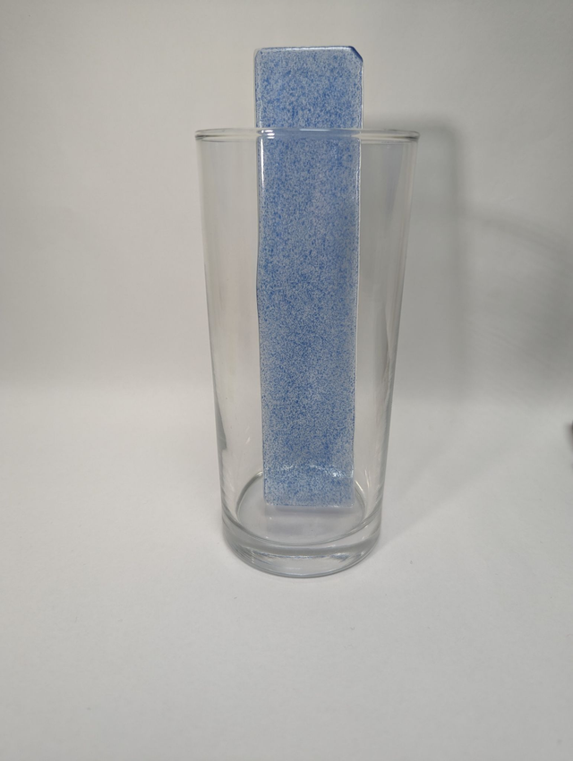 Touillette en poudre de verre + eau bleu foncé