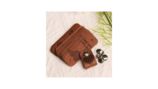 étiquettes en cuir artificiel "Fait à la main avec amour" avec rivets, étiquettes personnalisées pour l'artisanat pour le crochet.