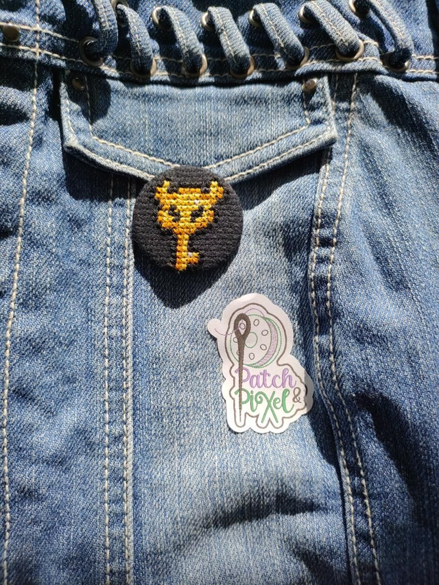 Clé du boss Badge ou porte clé brodé à la main pixel art